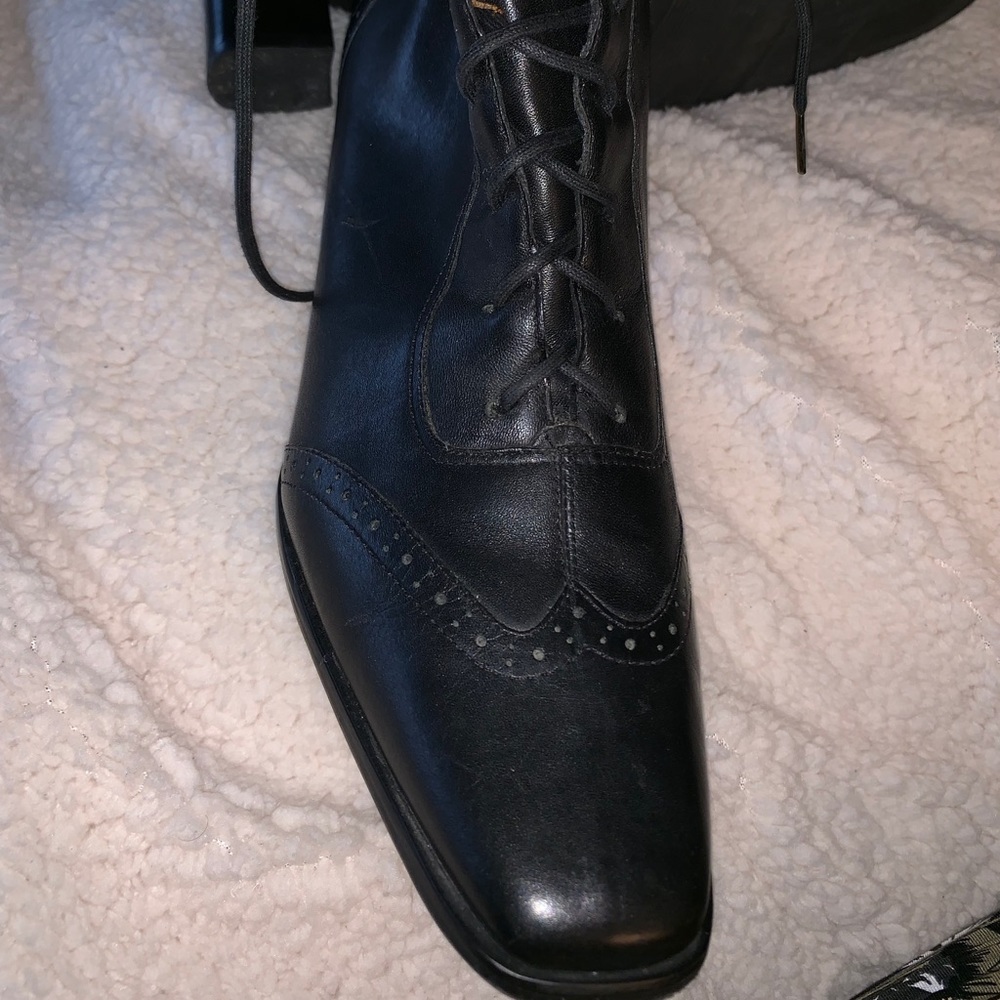 Gorgeous leather lace up granny boots!